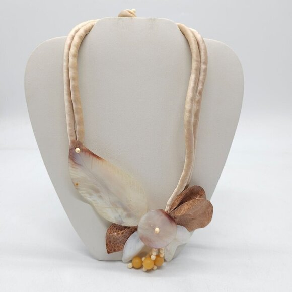 Handcrafted Natural Shell Necklace ClipOn Earrings Set Leaf Design Neutral Tones - Picture 4 of 9